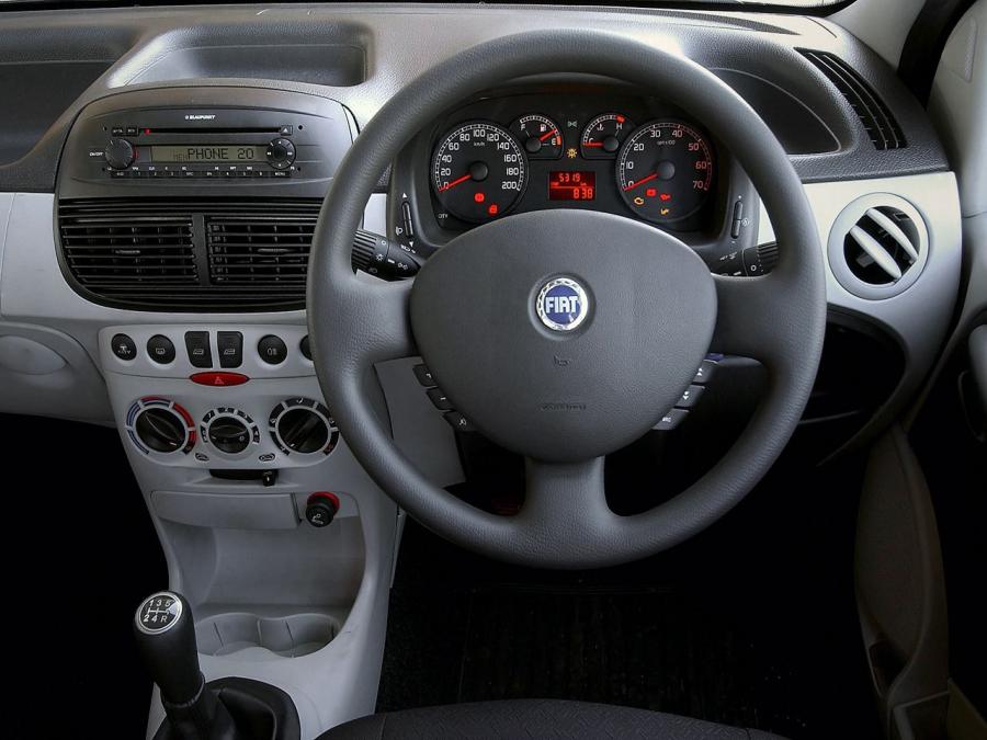  Fiat Punto 5-Door 2003 года  (ZA) (фото 7 из 15)